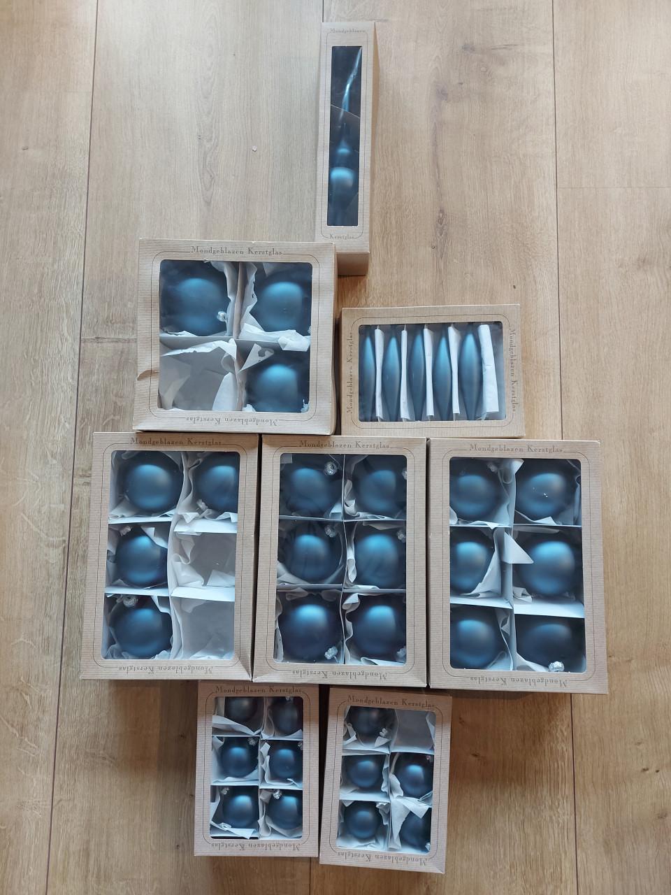 Mooie set mat blauwe kerstballen (mondgeblazen)