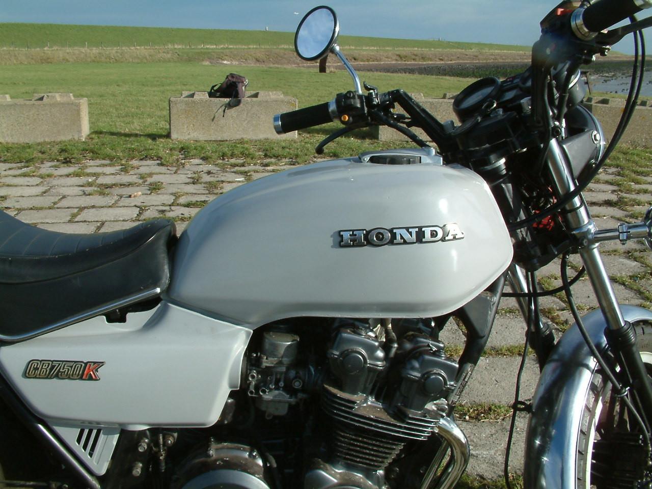 Honda  cb 750  45 jaar  oude -goed sterk blok 750 cc  -schone tank -