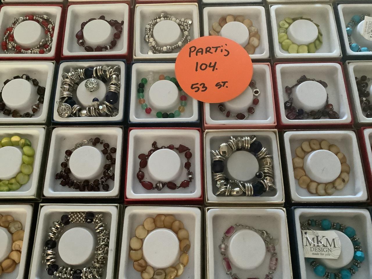 Partij leuke armbandjes in mooi verkoop doosje. ( partij 104)