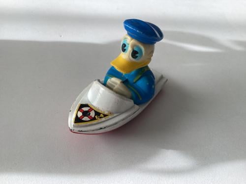 Donald Duck in bootje.  Merk: Guisval.   Spanje.