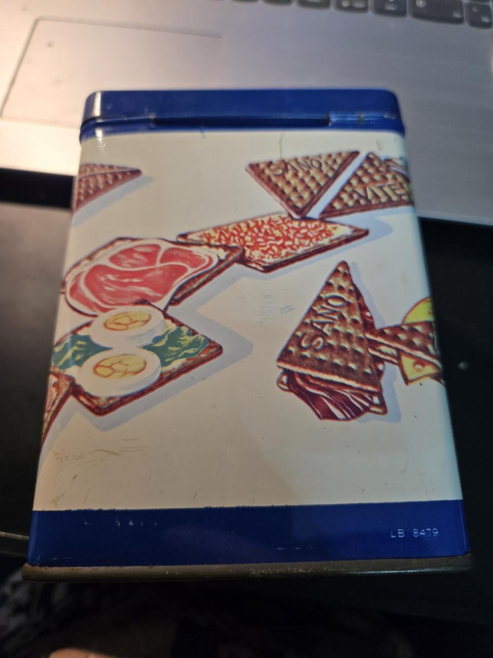 Vintage Sanovite crackerblik uit de jaren 70.