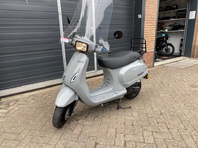 Schitterende btc gts agm vespa look nardo grey euro 5 injectie nu 1199 euro