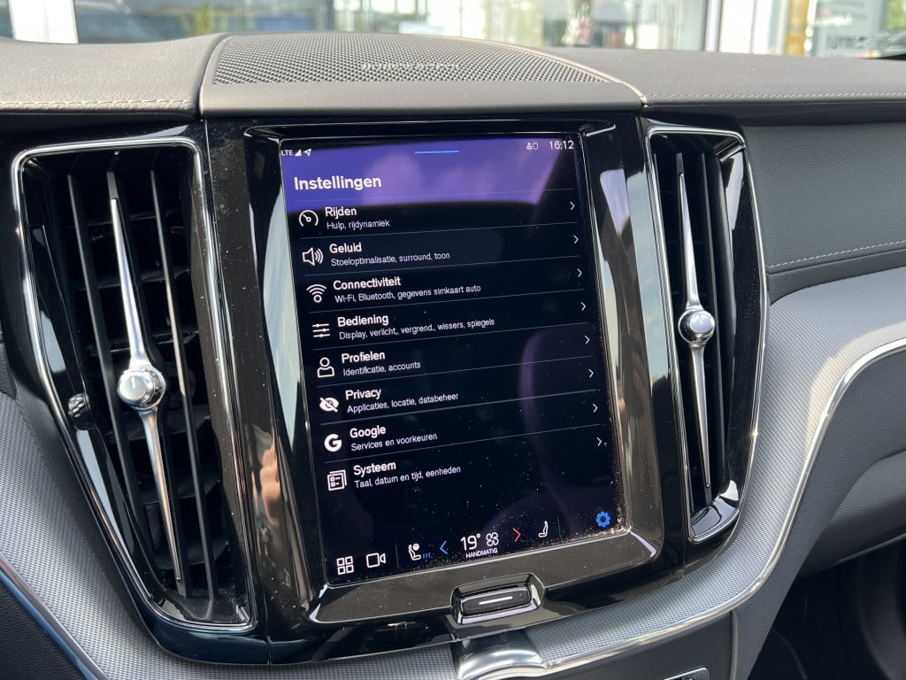 Volvo XC60 t6 340pk recharge r-design| luchtvering| panodak| adap.cruise| 3