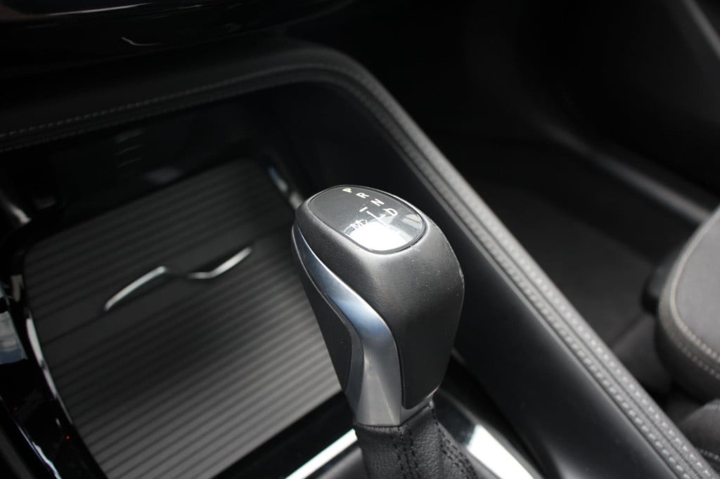 BMW X1 xdrive20i sport line automaat - led - pano - navi - stoel verw - cru