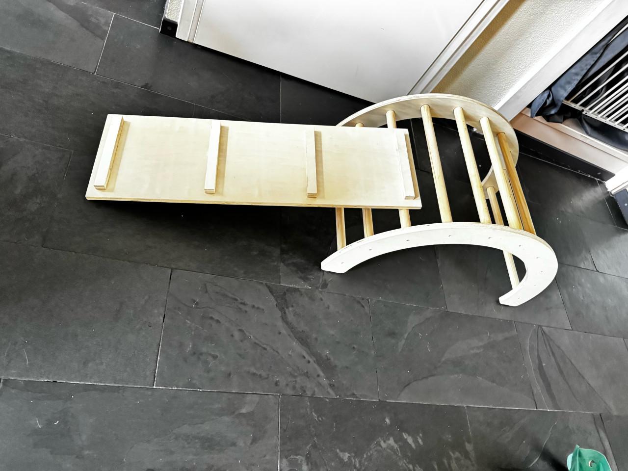 Houten klimboog met glijbaan