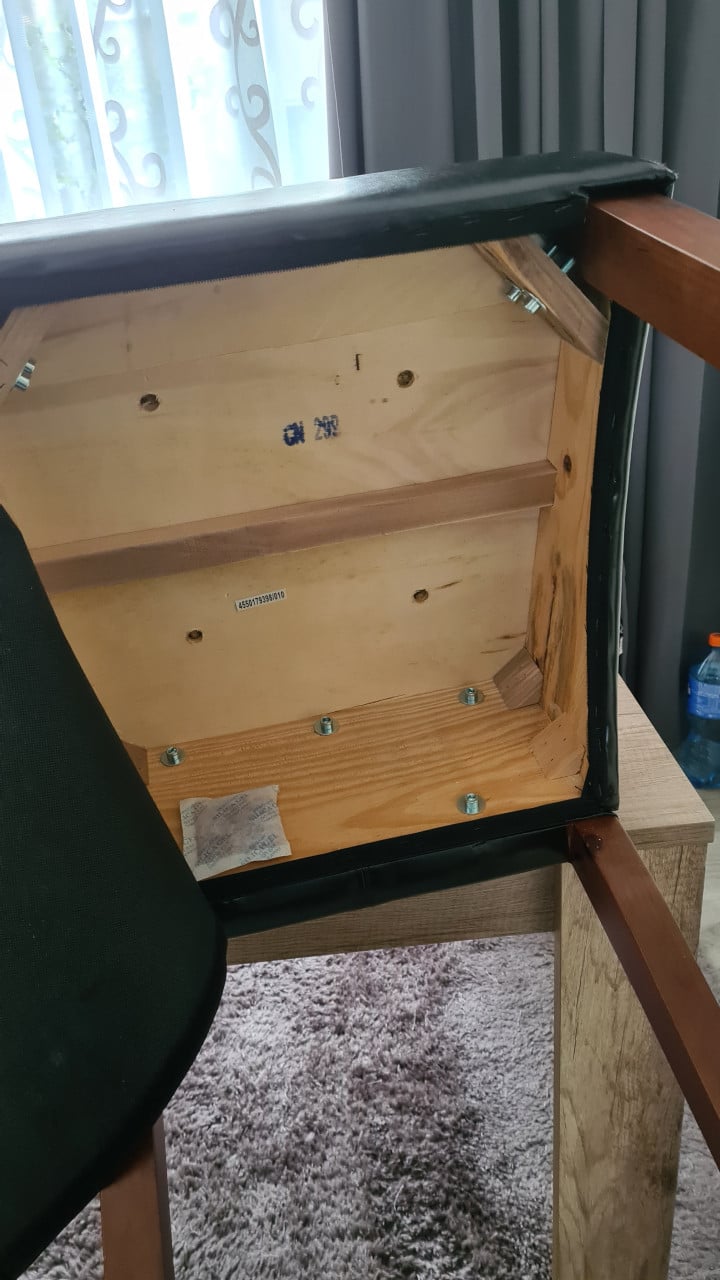 4X Eetstoelen gebruikt maar in goed staat-overkompleet
