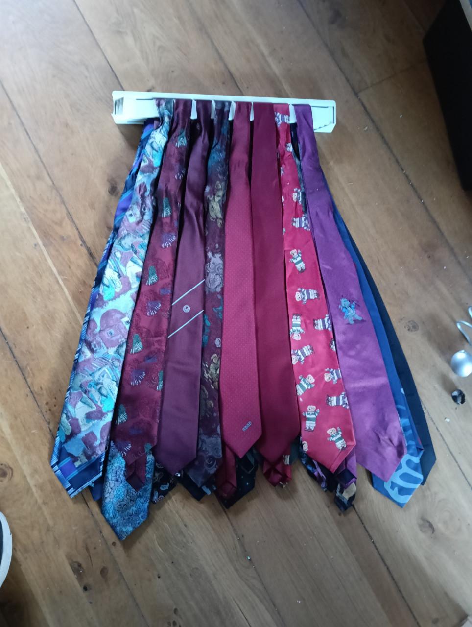 24 stropdassen met hanger