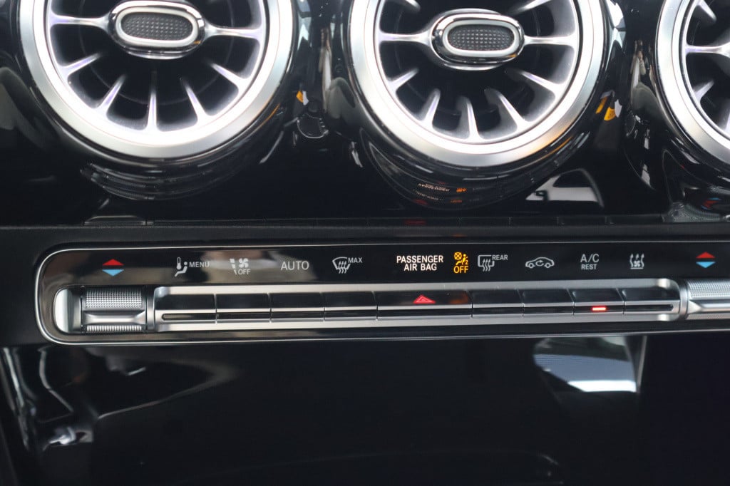 Mercedes-Benz A-Klasse 250 e business solution amg limited l mbux l camera 