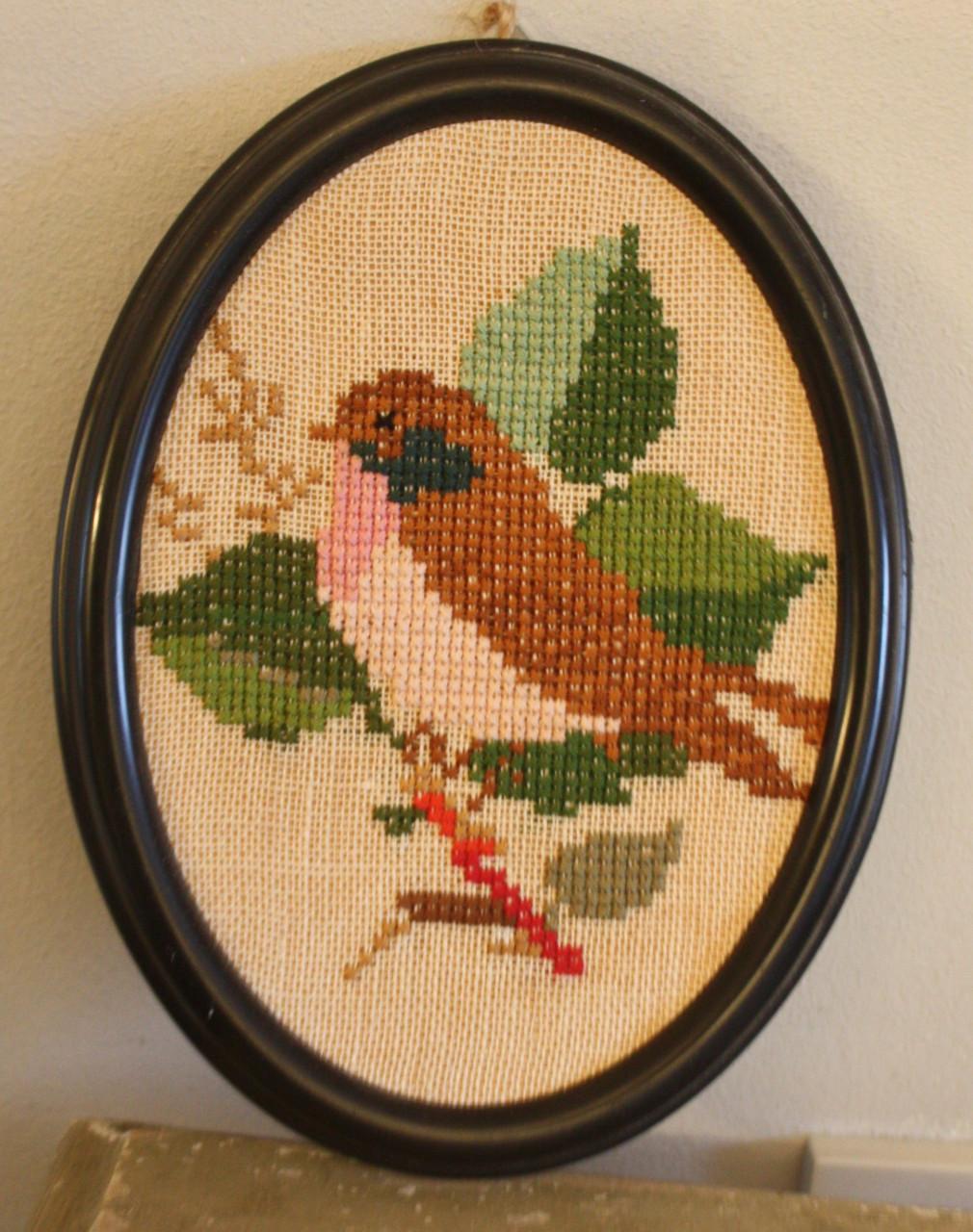 Ovalen kunststof lijstje met geborduurde roodborstje