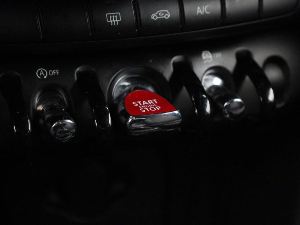 Mini Cooper mini 1.5 essential | navigatie | black pakket | parkeer sensore