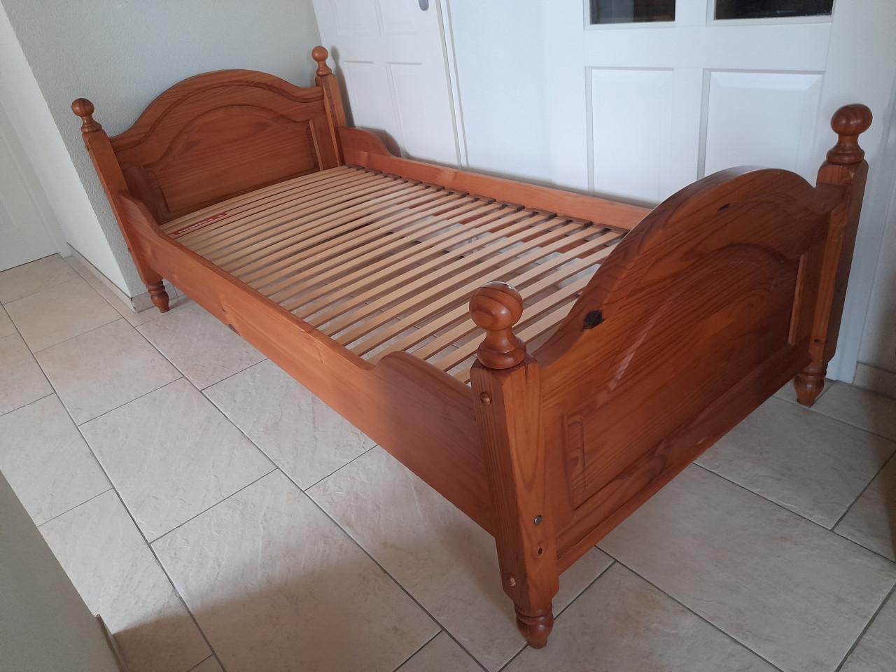 Massief houten bed 90 x 200 ( in goede staat )