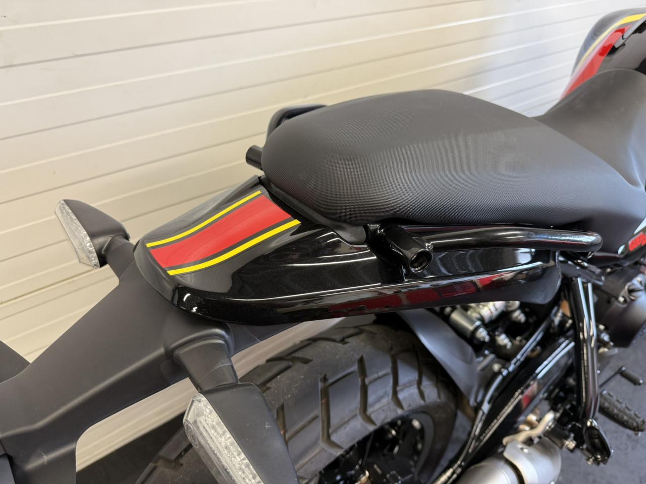 Jonge en gave Royal Enfield Guerrilla 450!