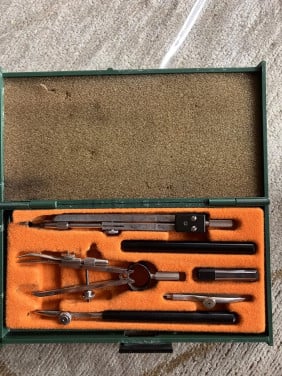 Te koop: oude set met passers.