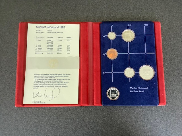 Nederland , Proofsets 1983 t/m 1987 met zilveren jaarpenning.