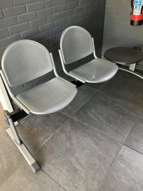 Te koop in zeer goede staat bankje met vast tafeltje