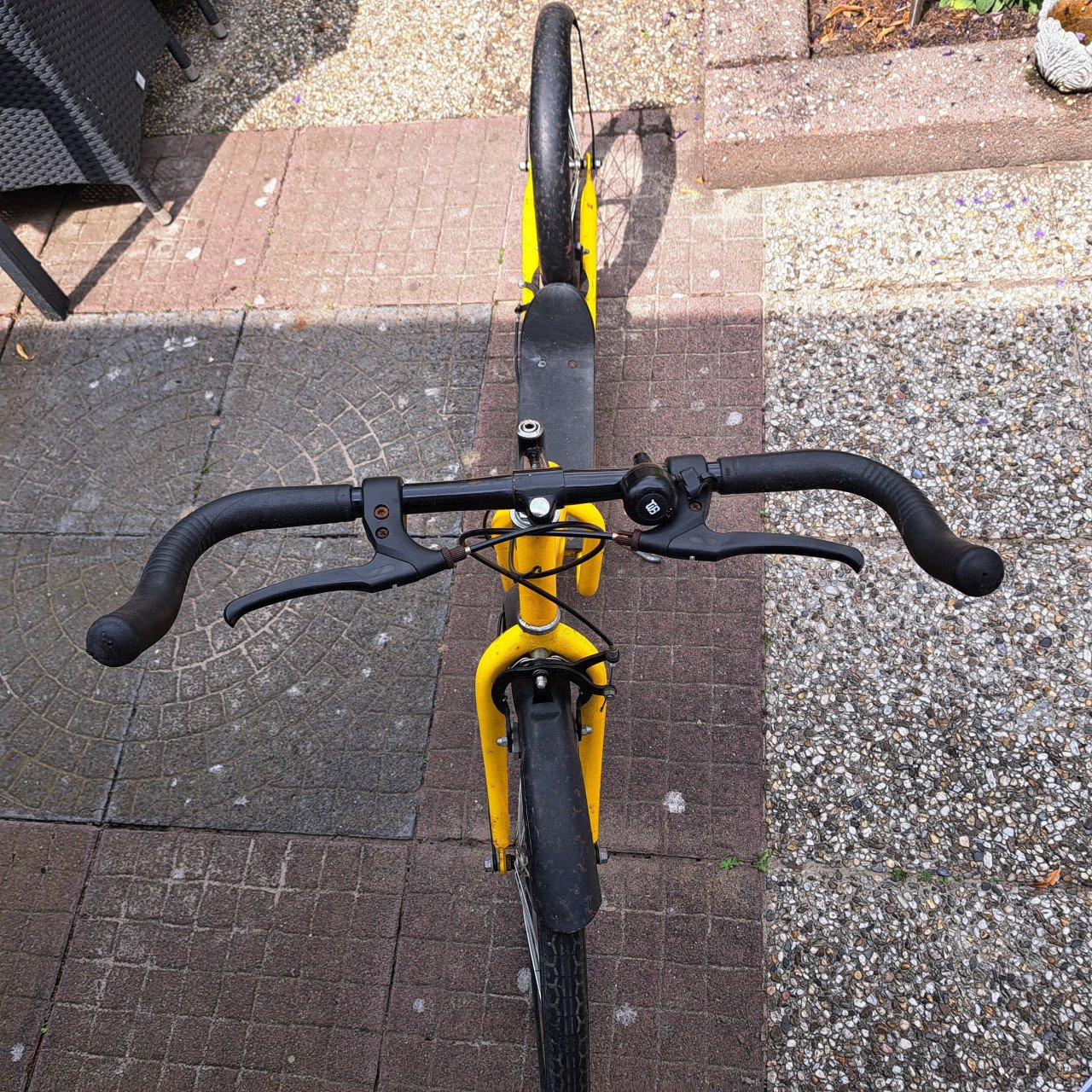 Kickbike, geel met velgremmen en standaard