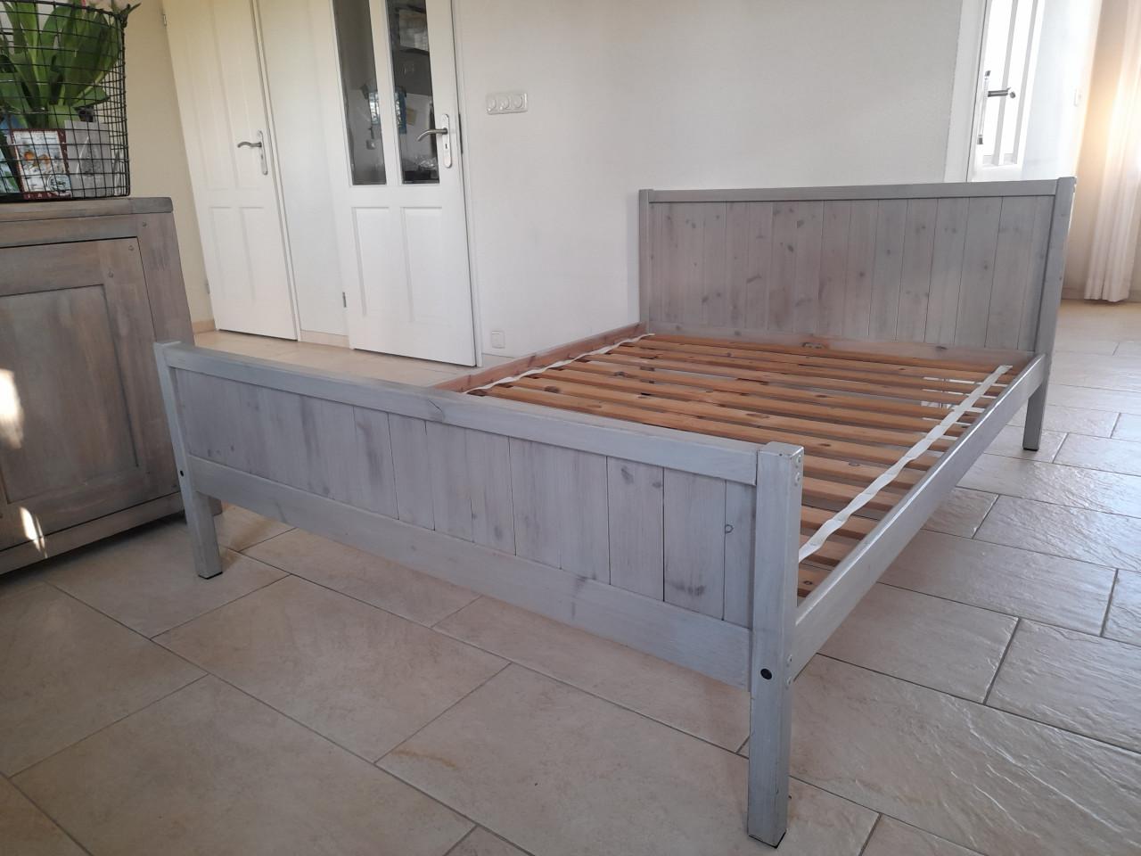 Massief houten bed 140 x 190 (in goede staat )