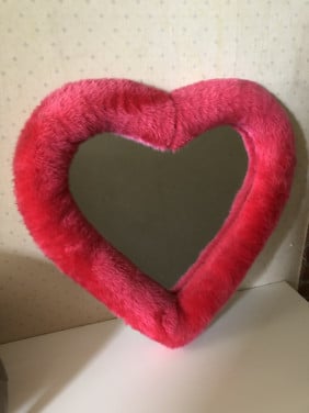 Hartjes spiegel met roze fluffy rand