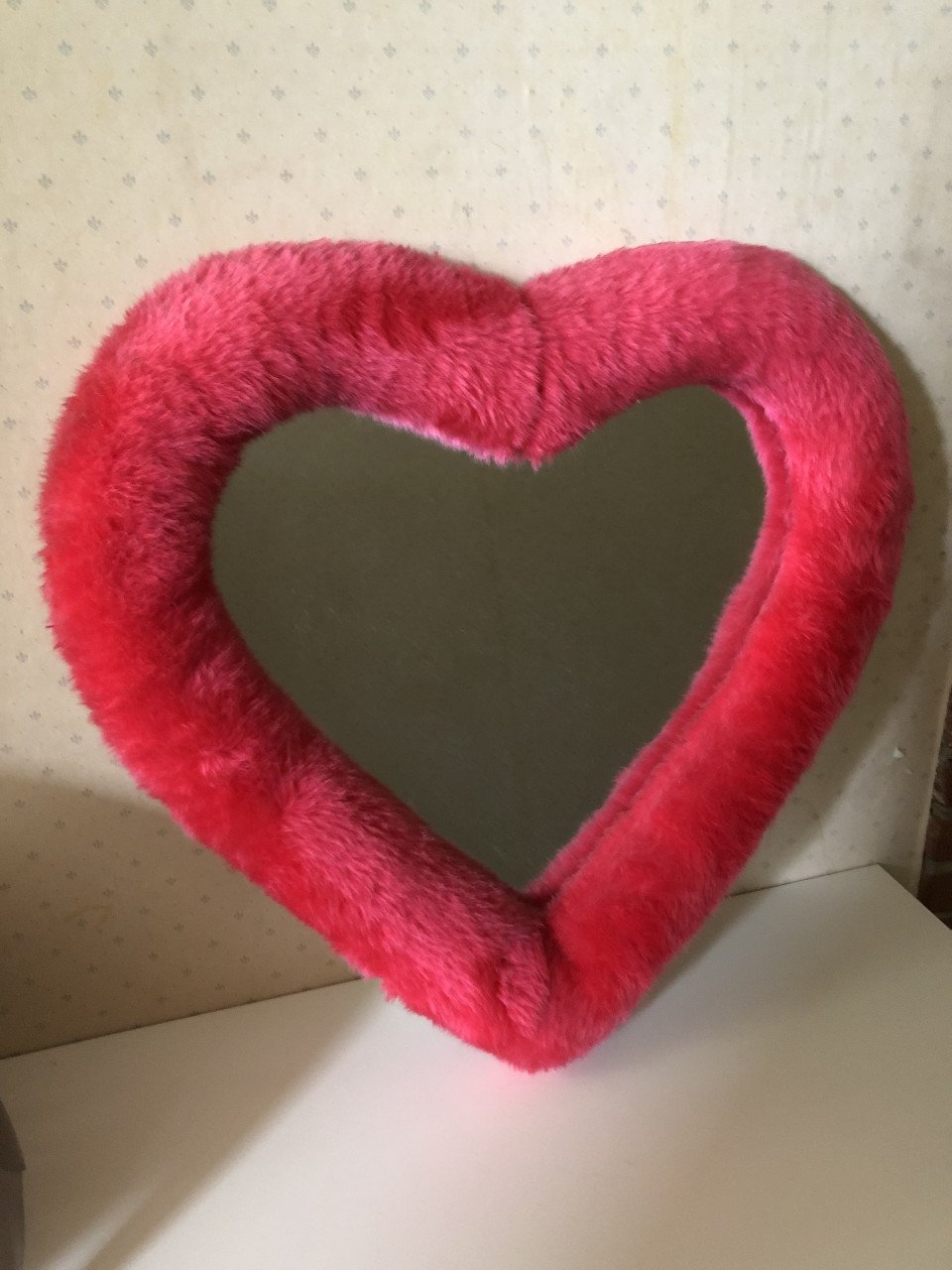 Hartjes spiegel met roze fluffy rand
