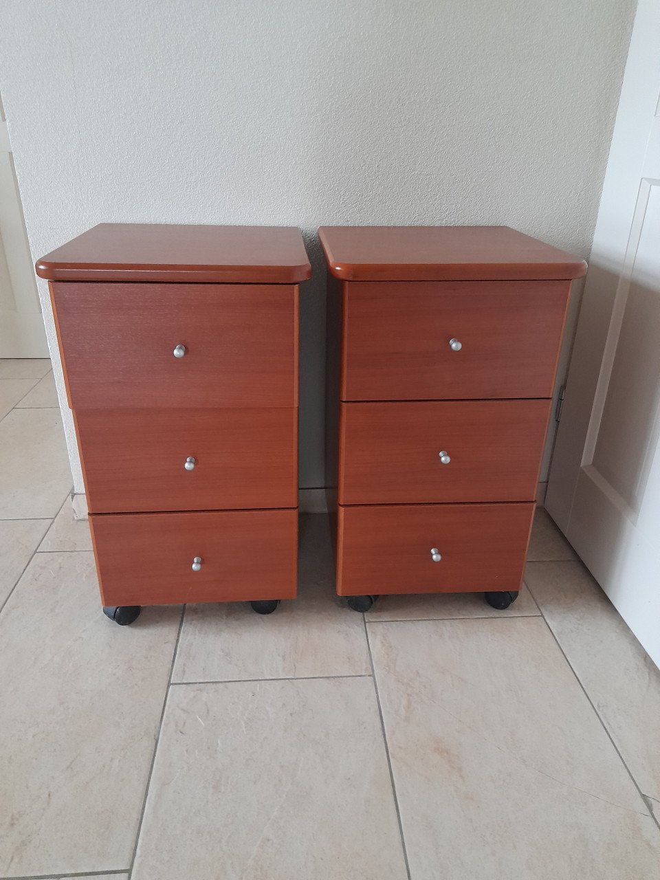2 Nachtkastjes 38 x 40 x 65H (z.g.a.n.)