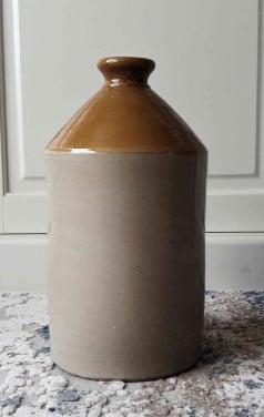 Oude kruik met kurk