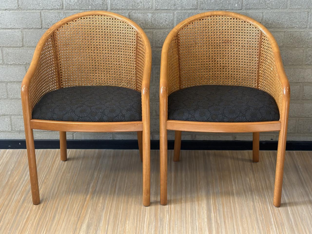 2 vintage beukenhouten armstoeltjes met fijn gevlochten webbing-rugleuning