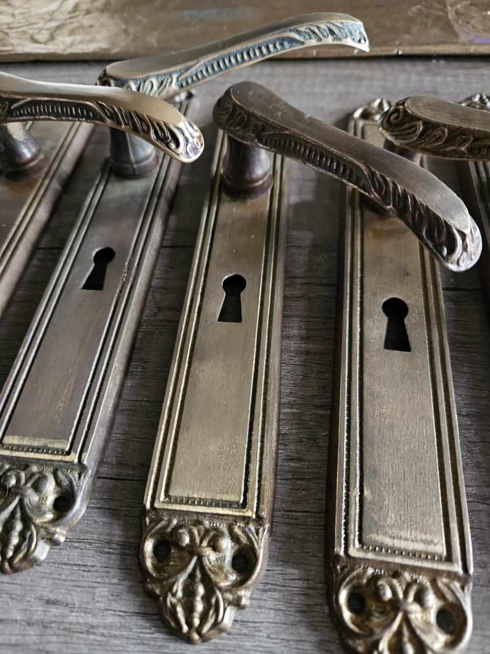 4 x antieke italiaanse deurbeslag met klinken, zijn compleet