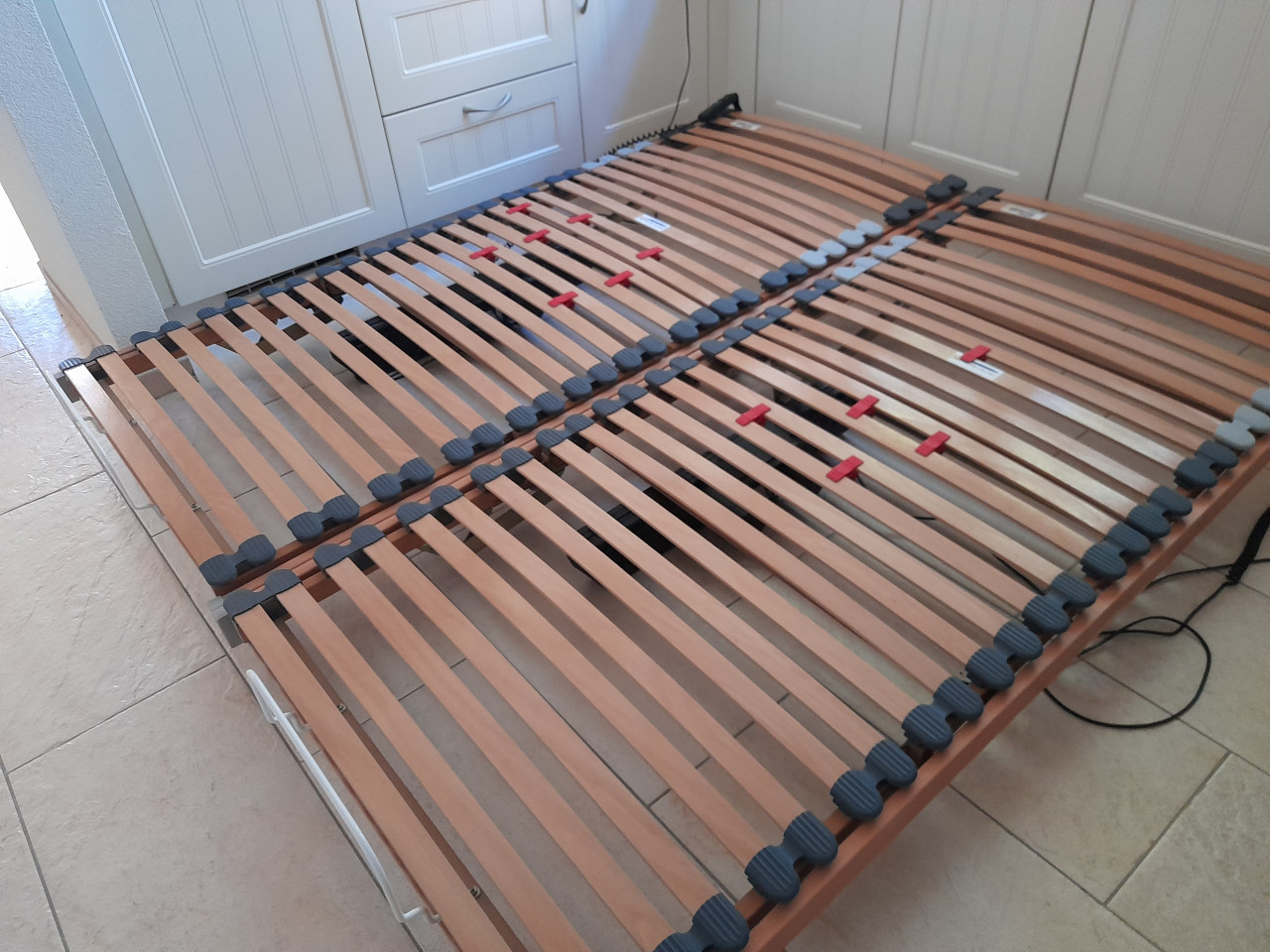 2 persoons bed met elektrisch verstelbare bodem 180 x 200 (in goede staat)