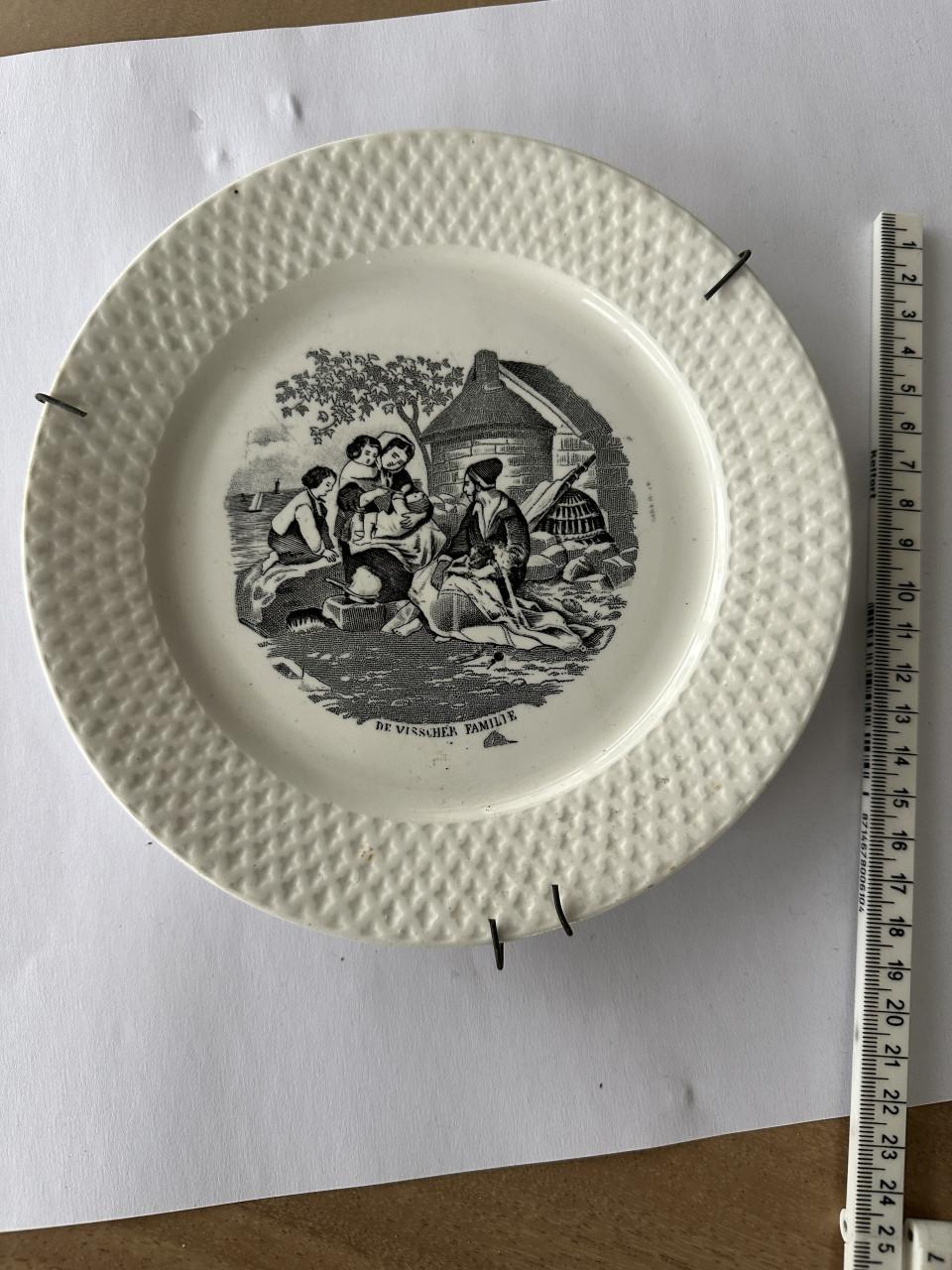 Diverse antieke borden en beeldjes