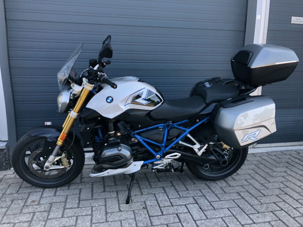 BMW R1200R LC uit 2017 met 65 dkm, full-option, kofferset, etc €8995,-