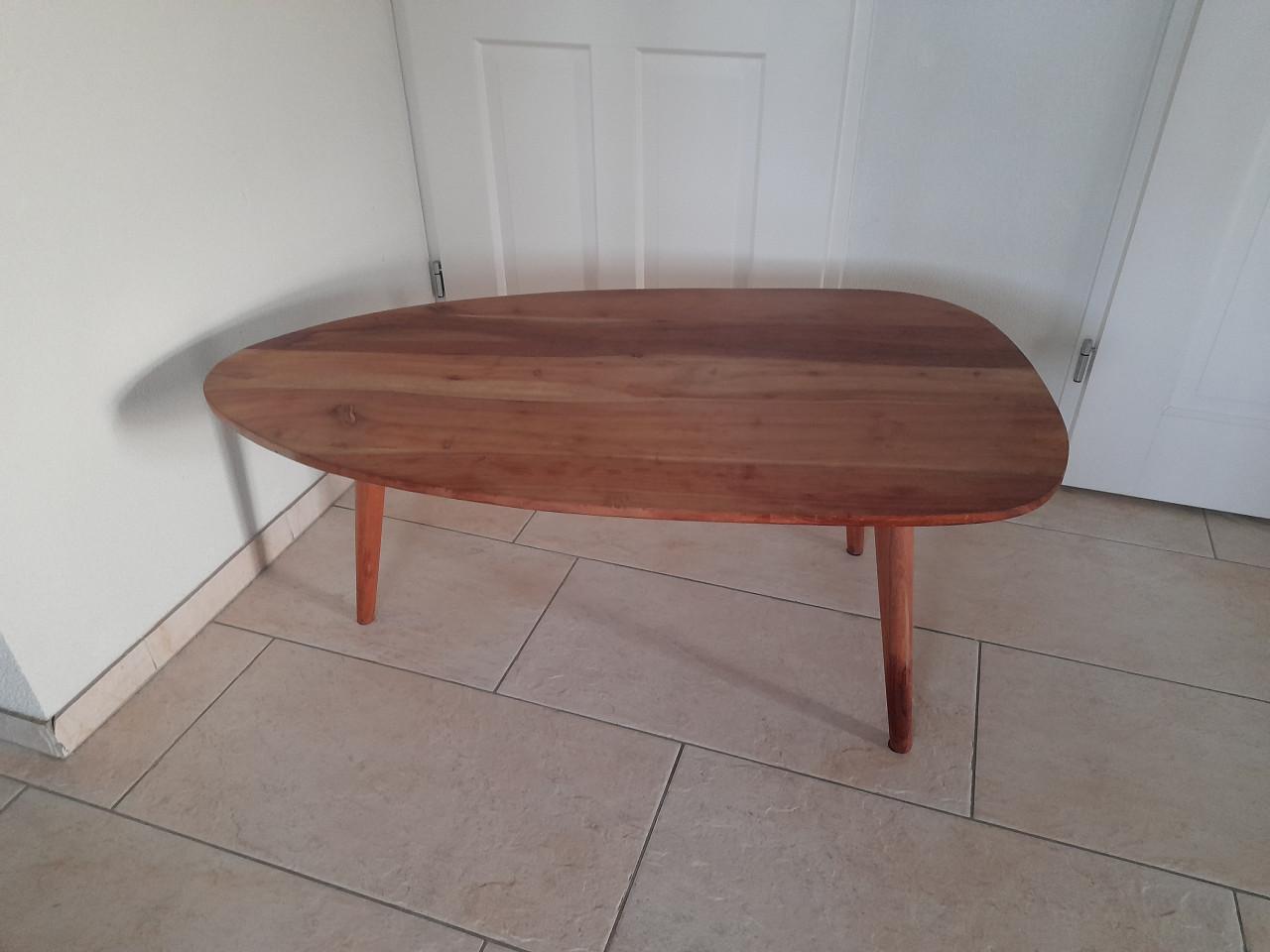 Mango salon tafel 110 x 60 x 45H ( in goede staat )