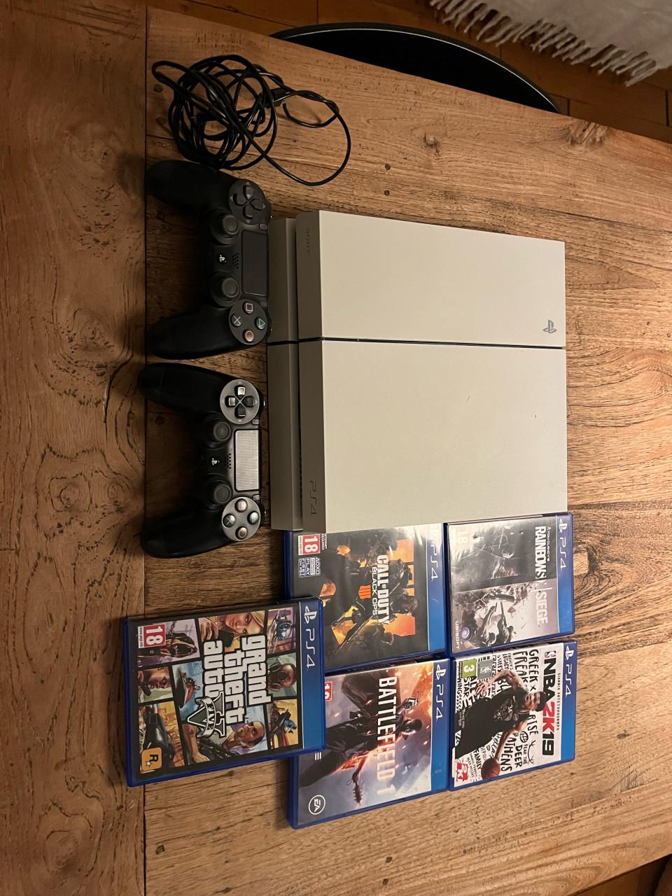 PS4 incl 2 Controlers en 5 Games