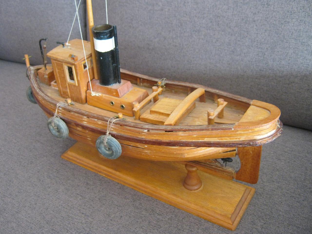 6 houten schepen.