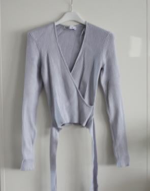Licht blauw truitje met strik maat m