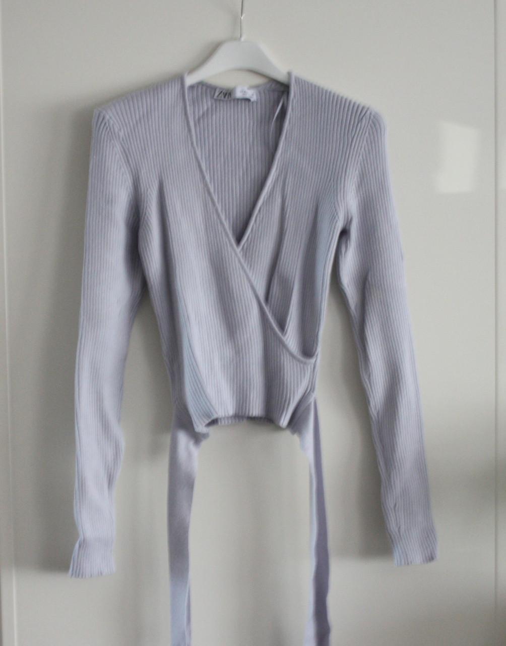 Licht blauw truitje met strik maat m