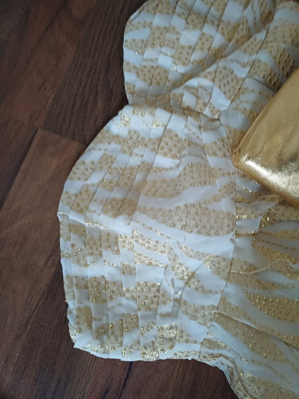 Gouden strapless pofjurk met losse strik