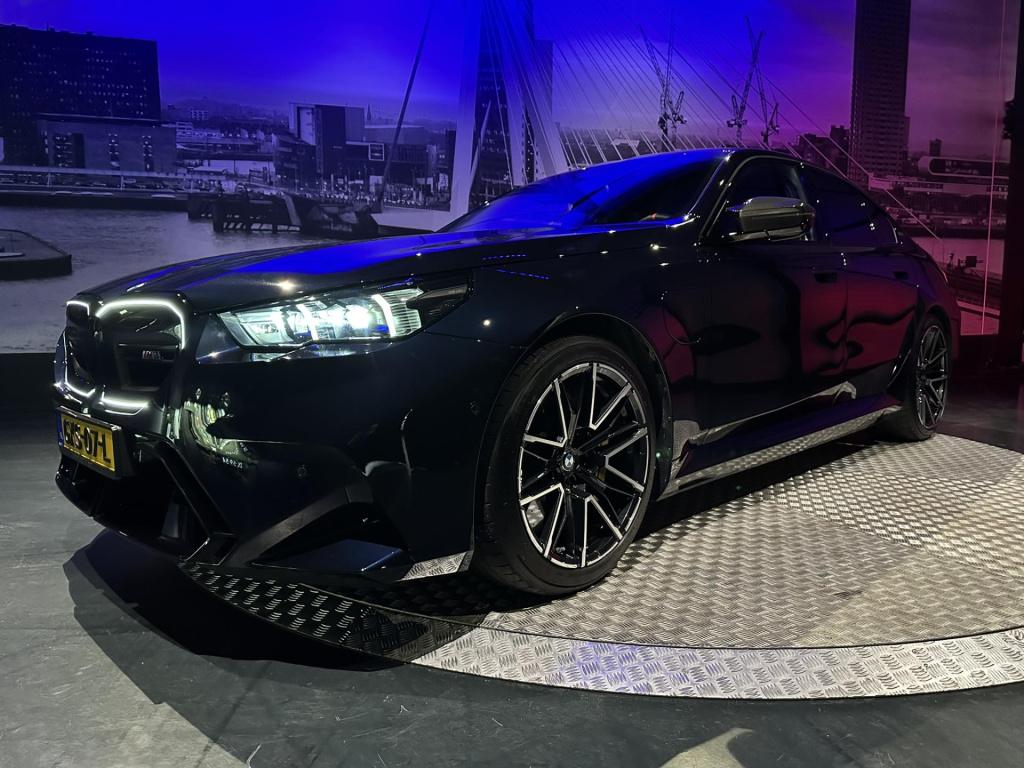 BMW M5 5-serie *limousine v8 m hybrid*carbon extr*b&w*alcantarahemel*nl-aut