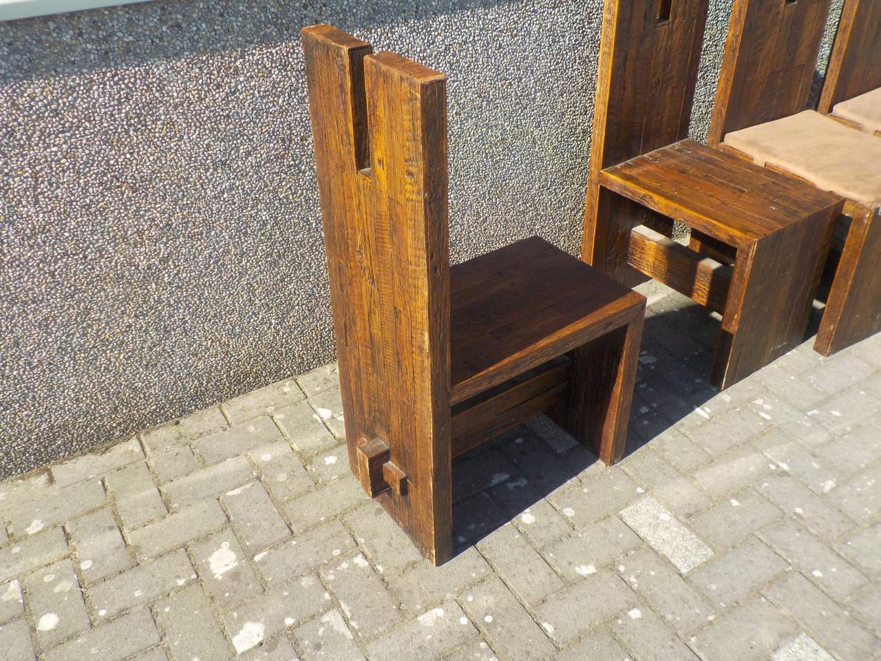 4 geheel massieve zeer speciale stoelen in goede staat setprijs 150 euro
