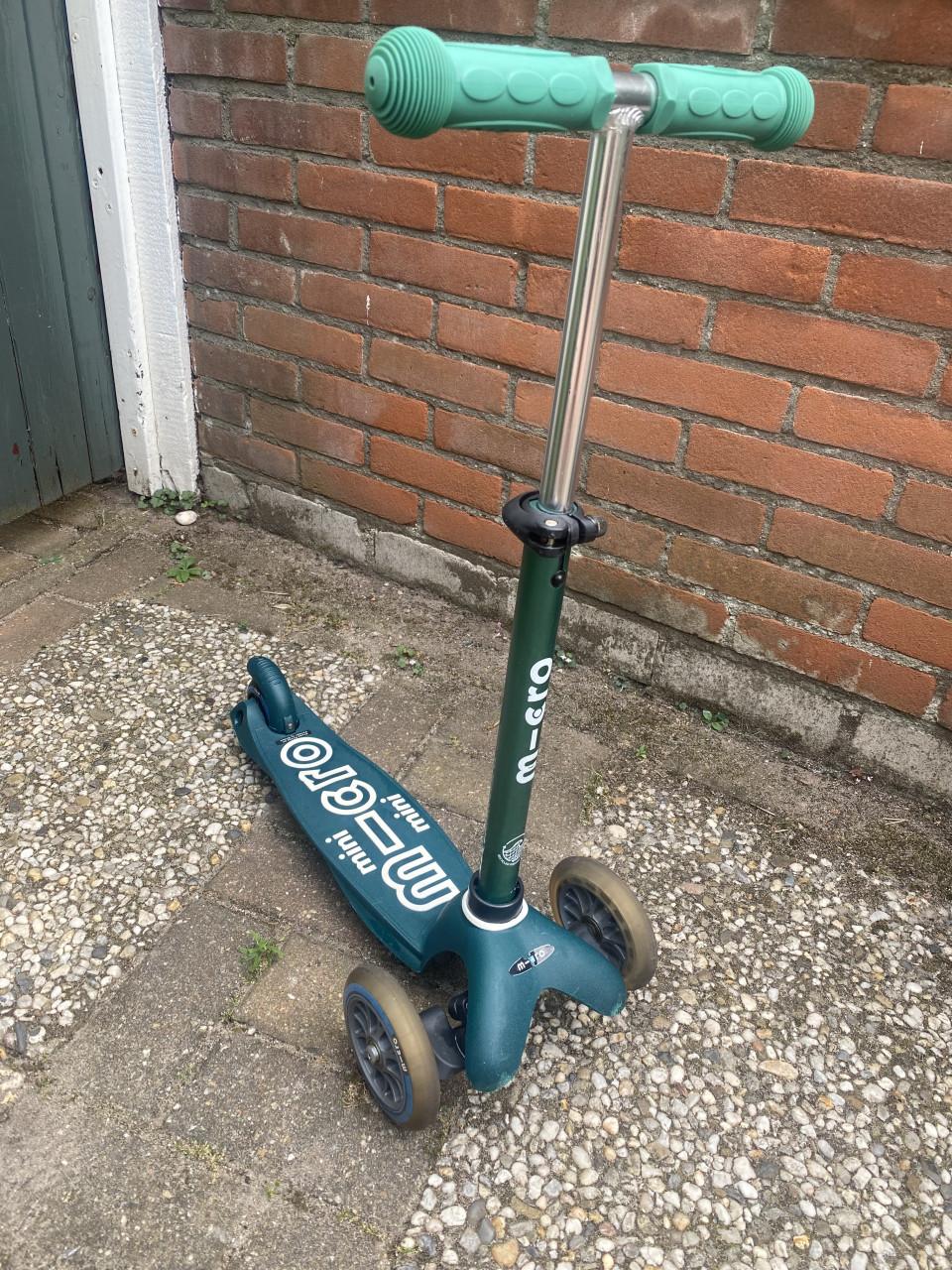 Mini micro eco kinderstep donkergroen