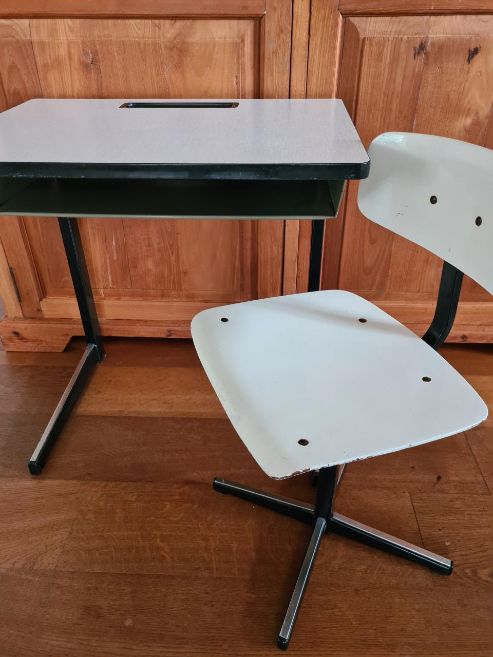 Vintage kinder bureau met bijpassende stoel
