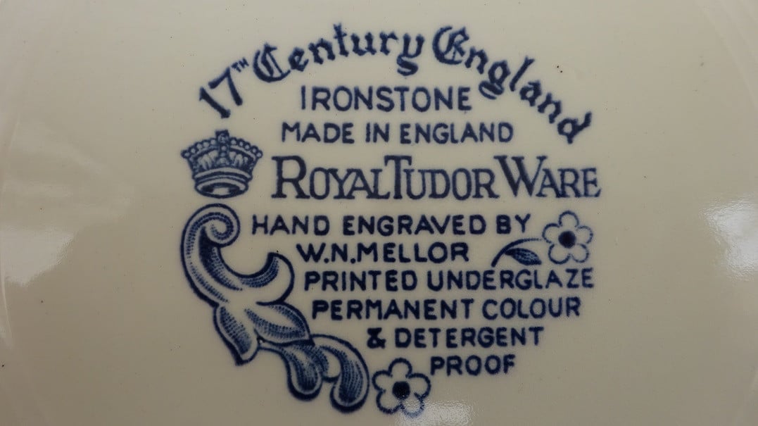 Royal Tudor Ware 1 blauw 6 rood borden