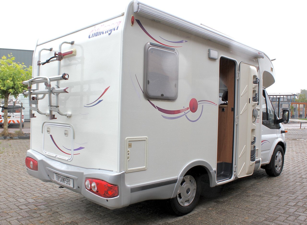 Challenger Genesis 32(Vast bed, zeer compact, slechts 61000KM)