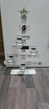 Houten kerstboom met waxinelicht houders.