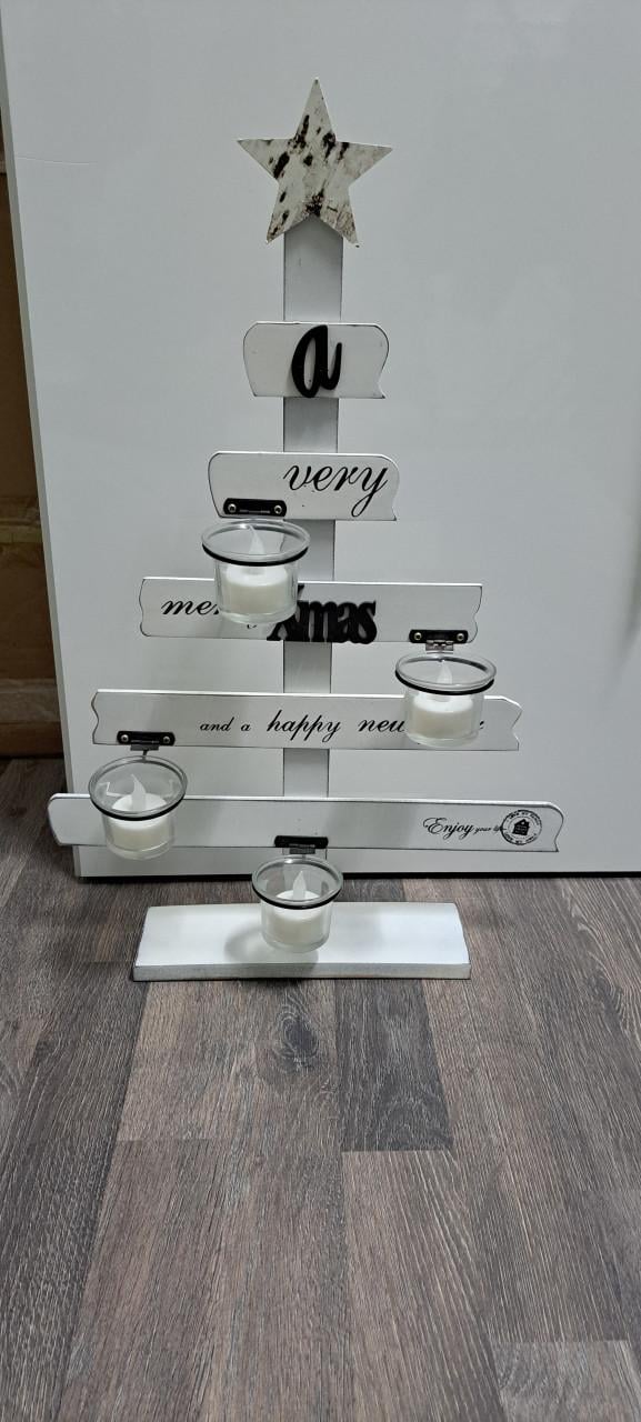 Houten kerstboom met waxinelicht houders.