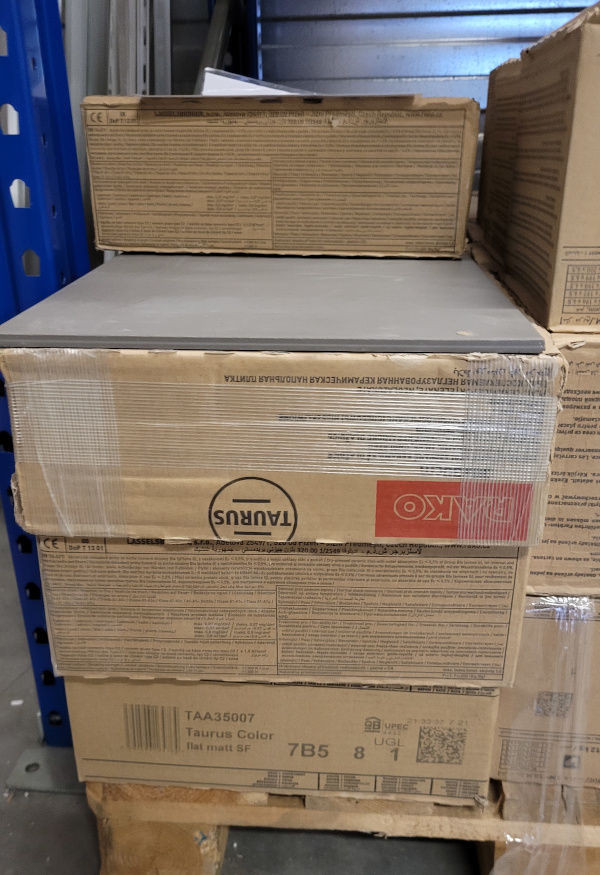 3030-42 ca 4,3 m² mat donkergrijze tegels, 30x30 cm