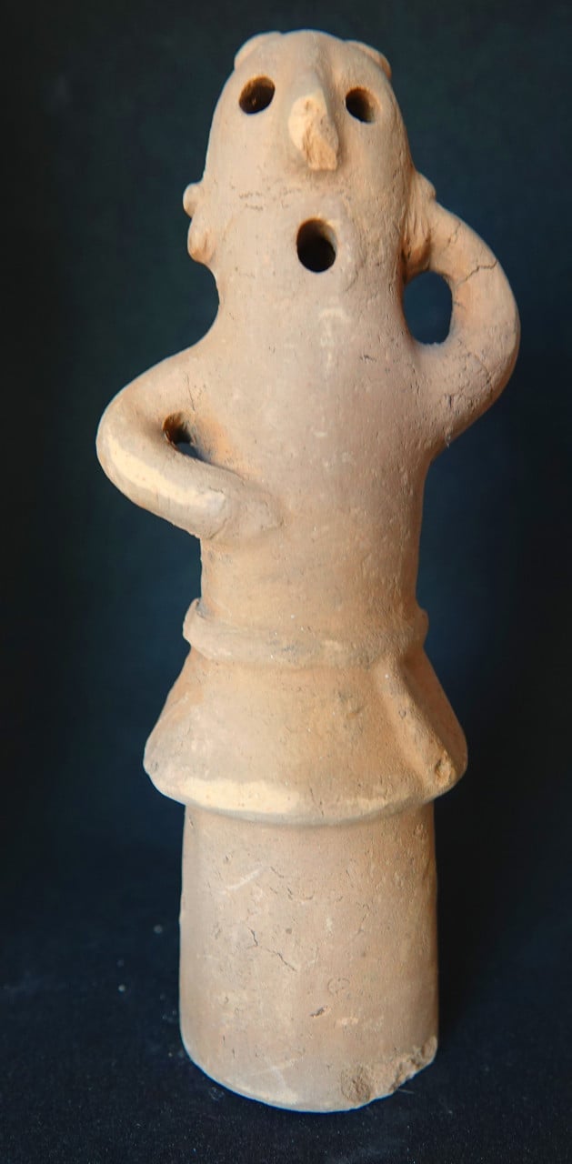 Decoratief terracotta Haniwa beeldje uit Japan met stempel