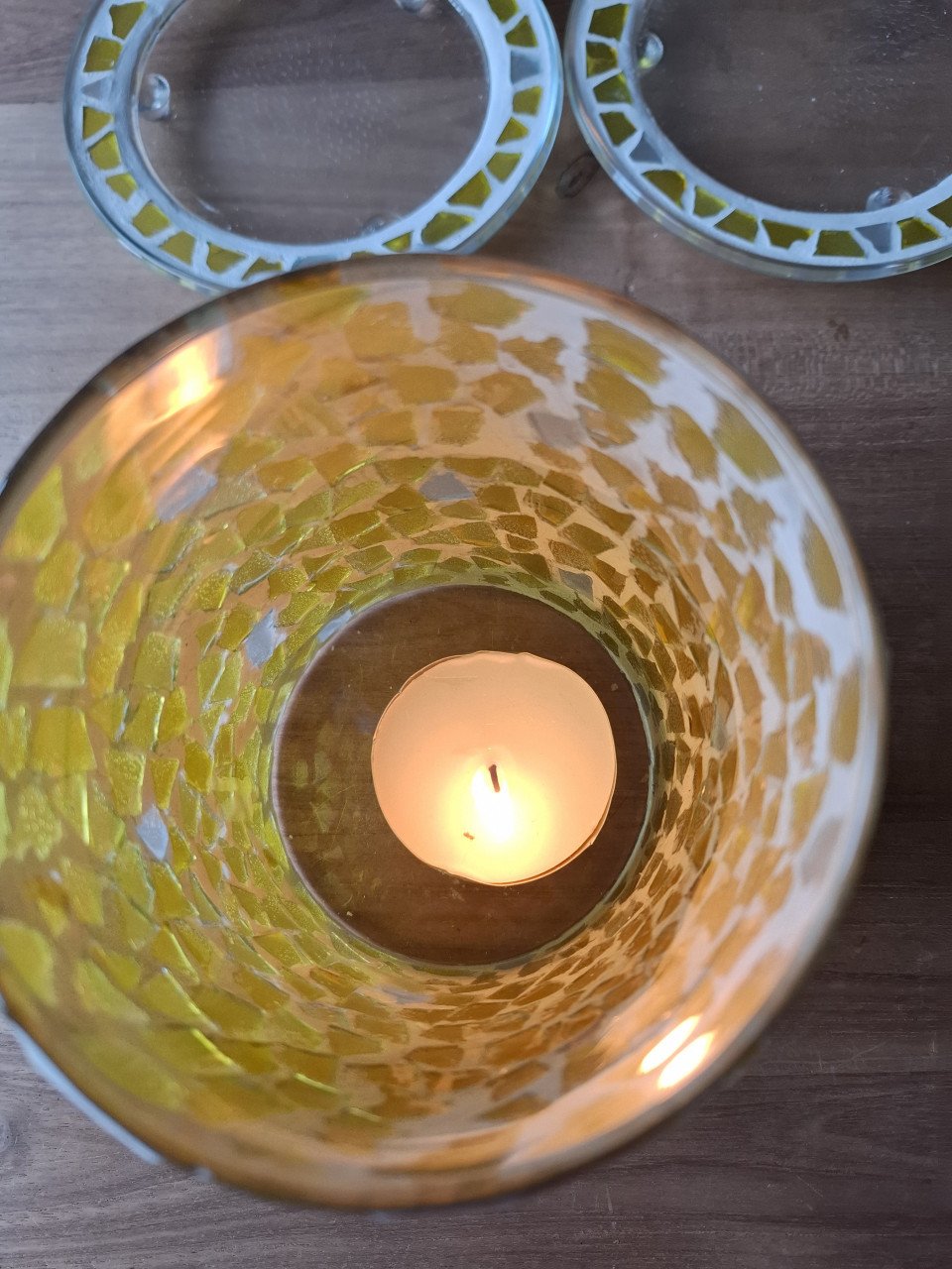 2X Windlicht waxinelichthouder kandelaar geel glas mozaïek