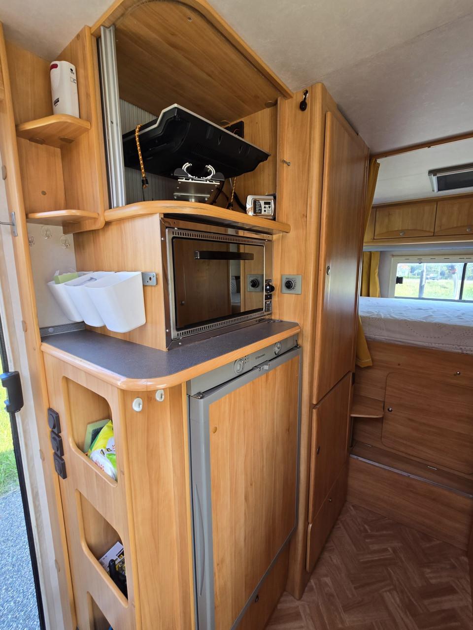 Zeer complete Adriatik 4 pers camper. Je kunt er gelijk mee op pad.