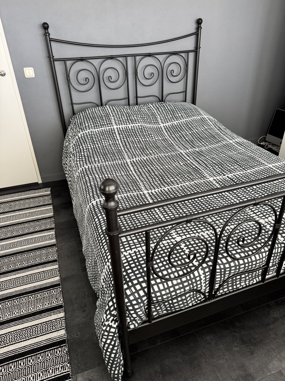 Te koop Bedframe metaal 140x200 met lattenbodems en IKEA matras