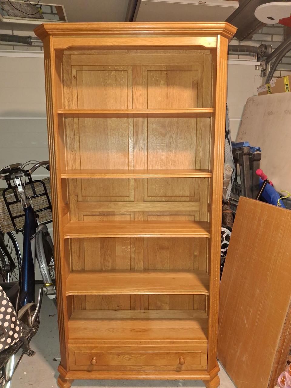 Massief eiken boekenkast